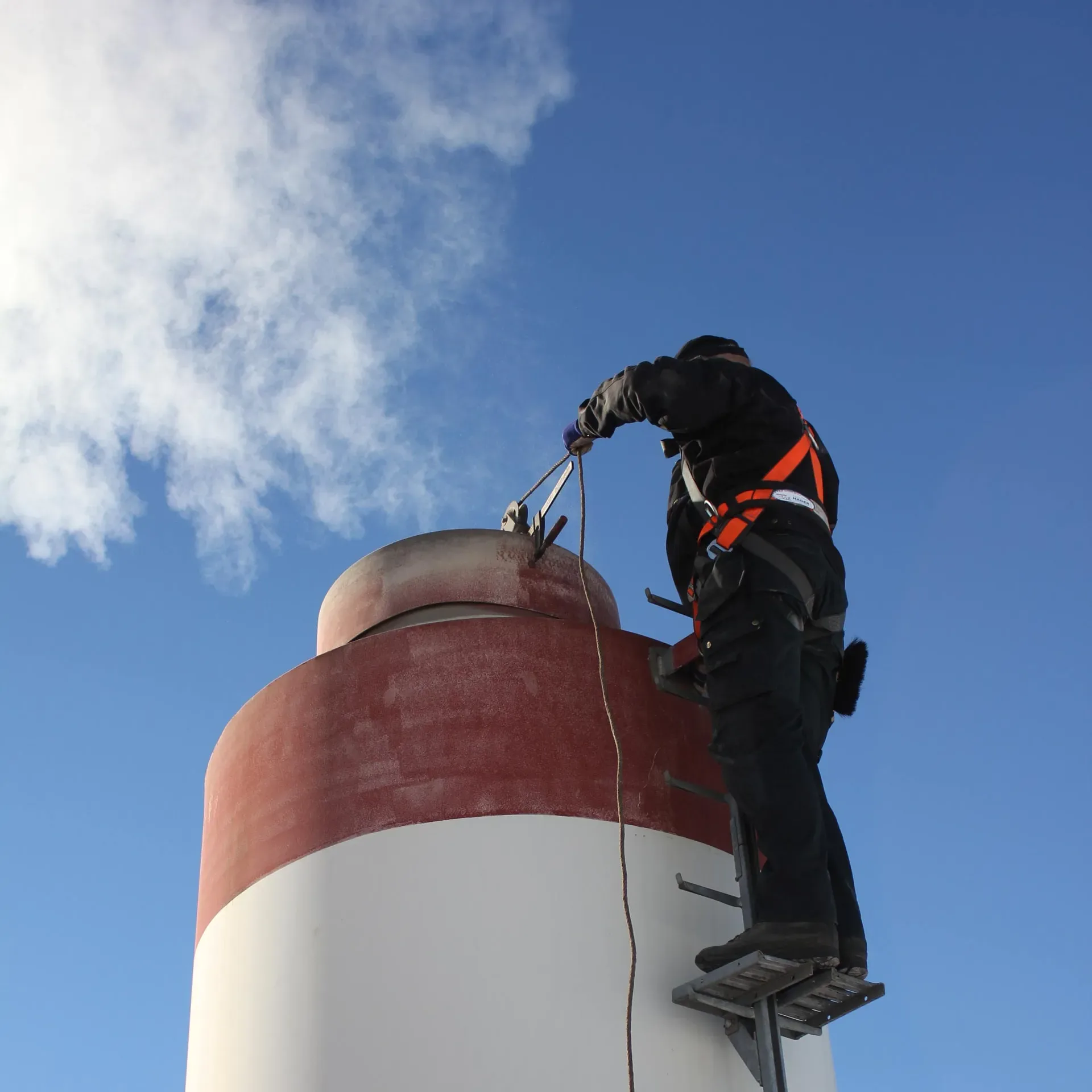 Rauchfangkehrer auf Industrieschlot